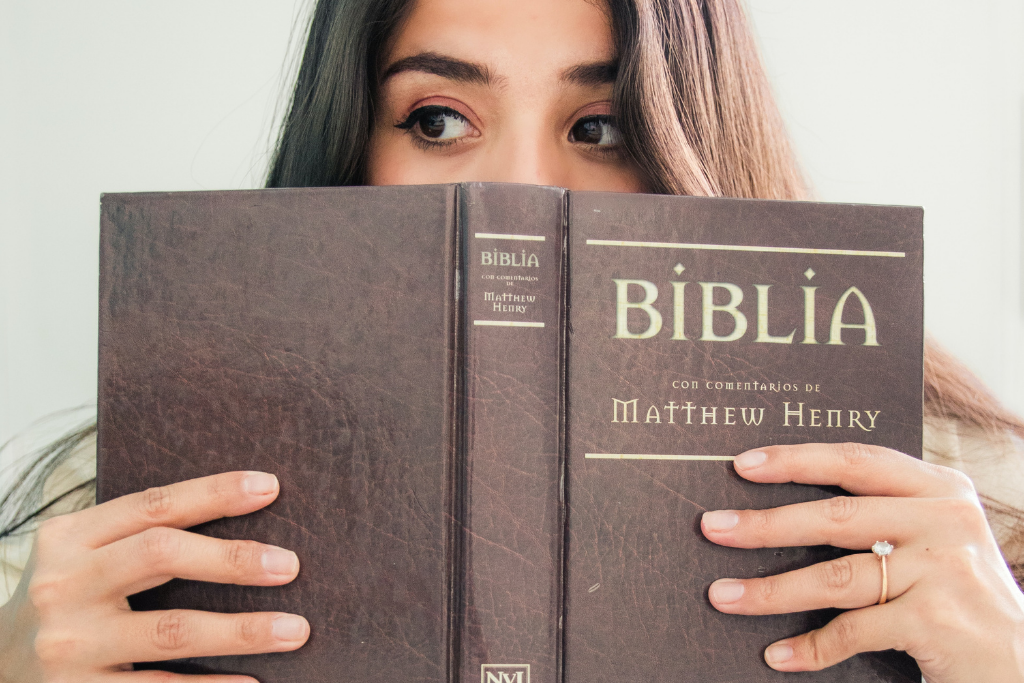 Chica con una biblia