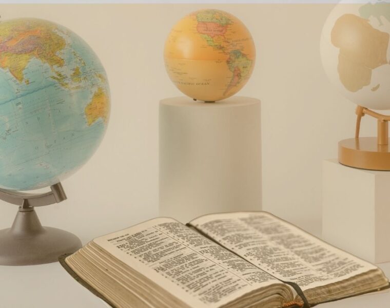 Tres globos terráqueos delimitan una Biblia abierta que está en el medio