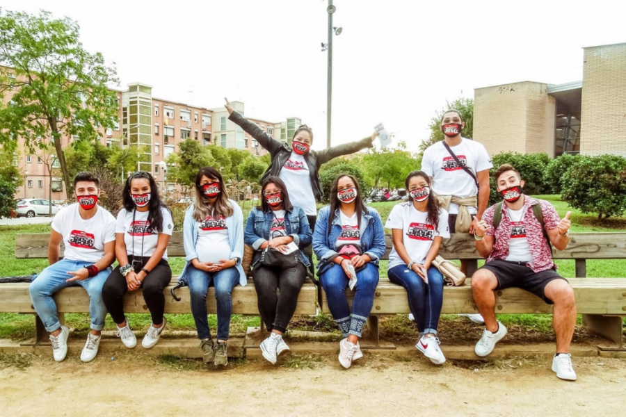 Grupo de evangelismo de FADE tours. 9 jóvenes chicos y chicas sentados posando para la foto